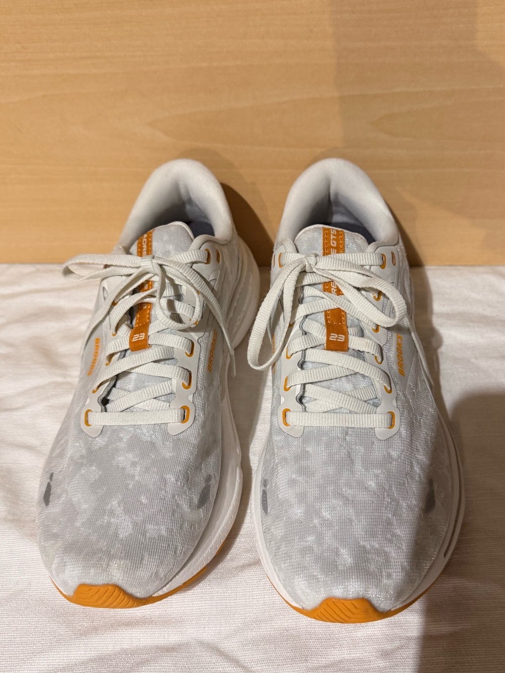 Brooks adrenaline gts white/gray/orange size 10